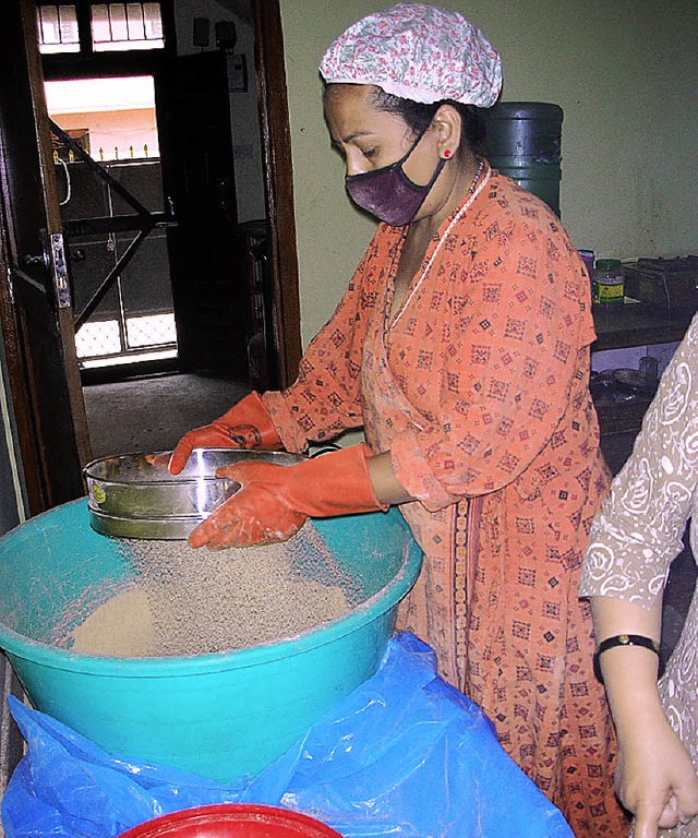 Hilfe zur Selbsthilfe: Frauen stellen nhrstoffreiches Lebensmittel her.   | Foto: bz