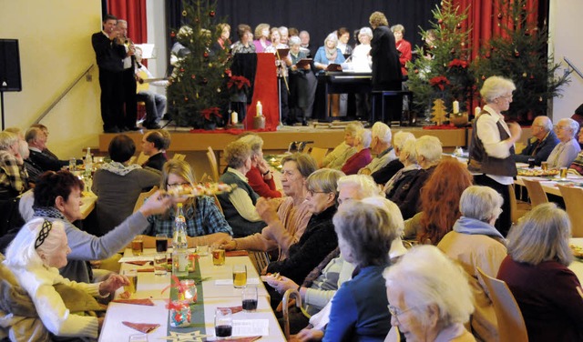 Viel Unterhaltung und Abwechslung besc...ierte Adventsnachmittag im Konradsaal.  | Foto: Dietmar Noeske