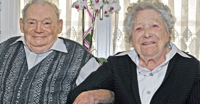 Immer ein Schmunzeln auf den Lippen: A...isen sind seit 65 Jahren ein Ehepaar.   | Foto: mario schneberg