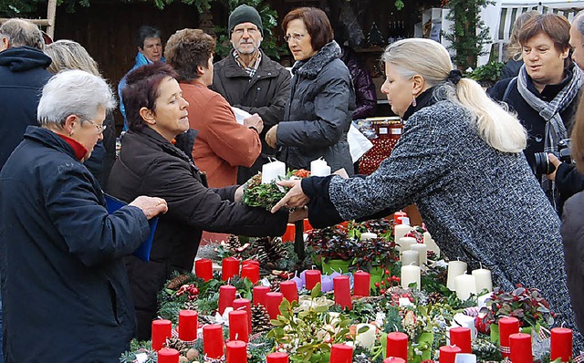 Gefragt waren beim Niederrimsinger Wei...ie selbst  gebastelten Adventskrnze.   | Foto: hans-jochen voigt