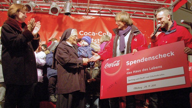 Jrgen Karatoni, chef von Coca cola Ba...ks Oberbrgermeisterin Edith Schreiner  | Foto: Ralf Burgmaier