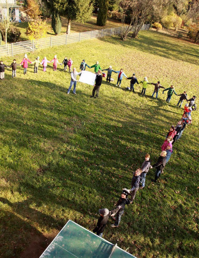 Grundriss: Kinder der Weihermattenschu...choo und ein Lehrer den Bauplan hoch.   | Foto: Max Schuler