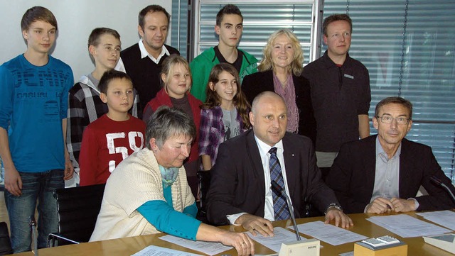 Unterzeichnung der Vereinbarung mit Sc...-  und Energiemanagement der Stadt).    | Foto: Marius Alexander