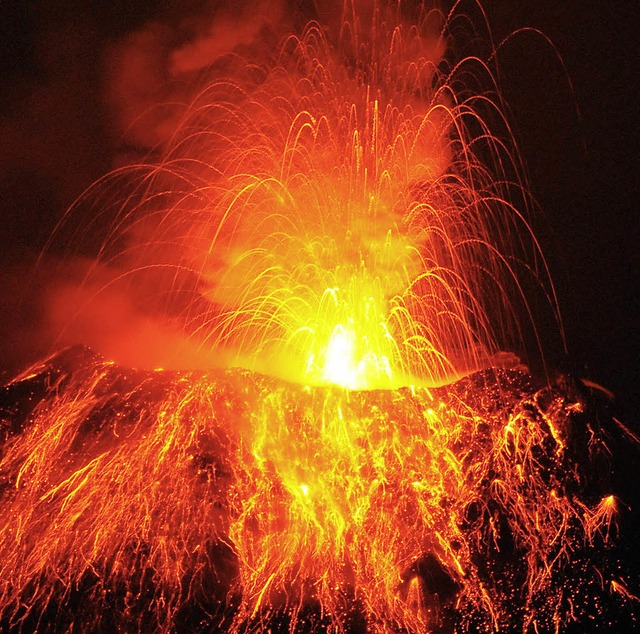 Der Vulkan Tungurahua speiht Lava und ...enin den ecuadorianischen Nachthimmel.  | Foto: dpa