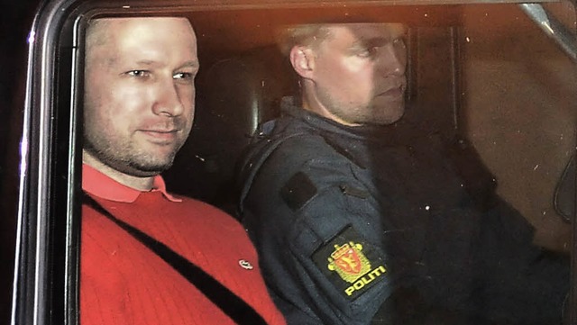 Anders Behring Breivik (vorne) nach seiner Festnahme im Juli   | Foto: dpa