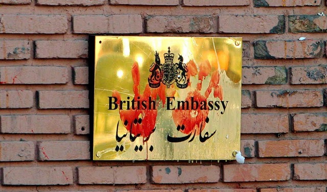 Das Schild der britischen Botschaft in...t mit roten Handabdrcken beschmiert.   | Foto: dpa