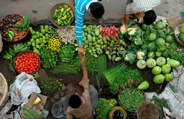 Inder versorgen sich bisher vorwiegend...Tante-Emma-Lden mit Nahrungsmitteln.   | Foto: AFP