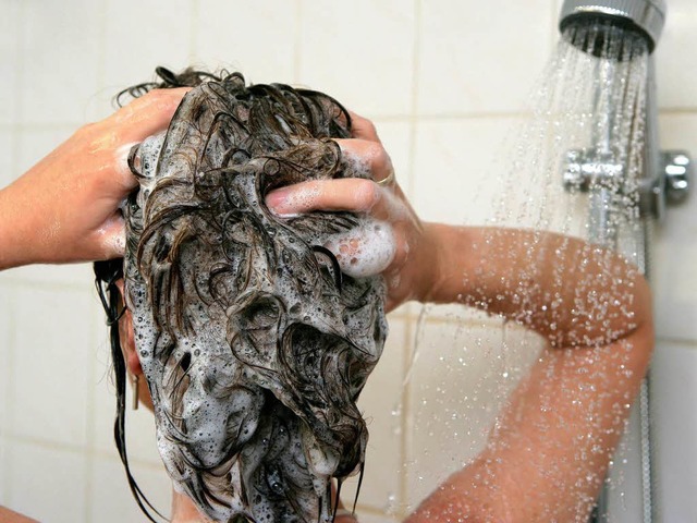 Die Gefahr lauert in der Dusche:  Legi...erteilchen   in die Atemwege gelangen.  | Foto: dpa