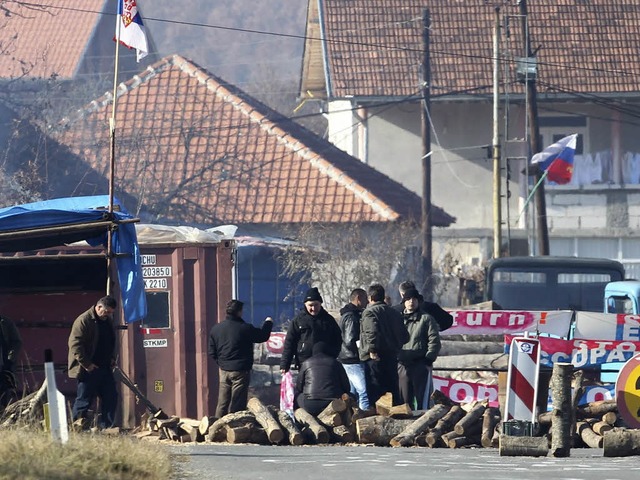 Blockiert: Eine Strae bei Zupce im Nordkosovo.  | Foto: dpa