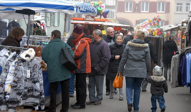 Endingen.  Gefragt wurde beim Endinger Jahrmarkt vor allem nach Winterkleidung.  | Foto: Roland Vitt