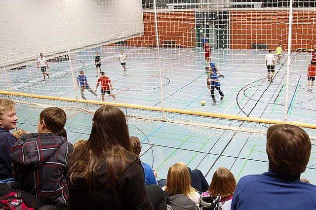 Konfirmanden kicken in Bad Krozingen