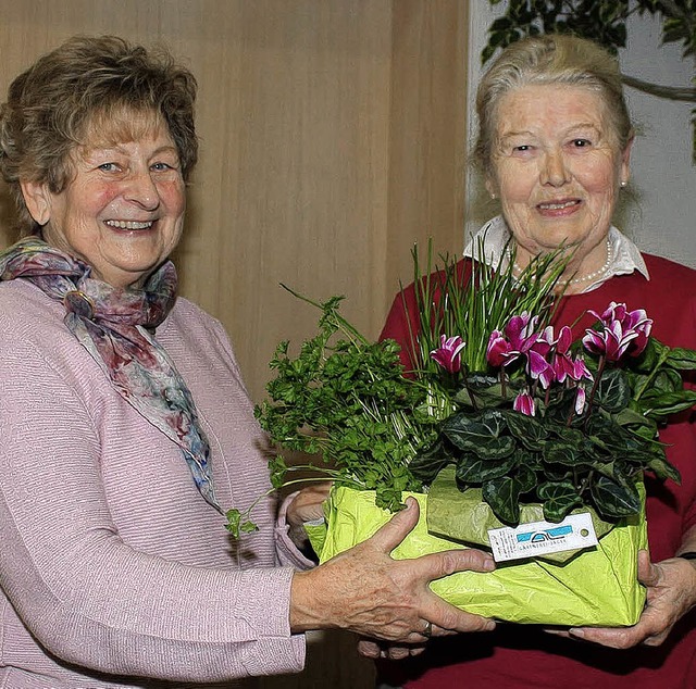 Luise Cebulla (links) vom Altenwerk ha...e lang die Seniorengymnastik leitete.   | Foto: Herbert Birkle