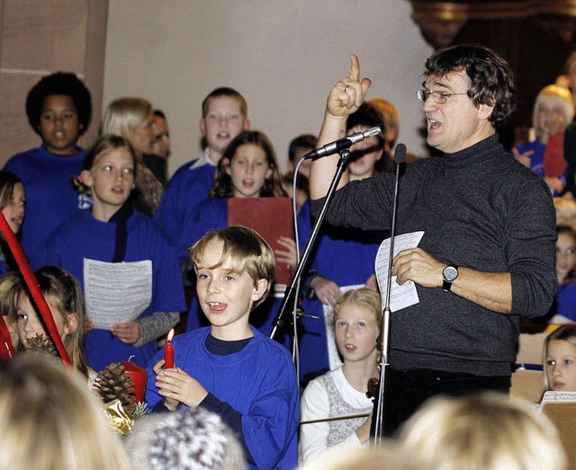 Kantor Hermann Feist gibt beim traditi...le Sngerinnen und Snger folgen ihm.   | Foto: Heidi Fssel