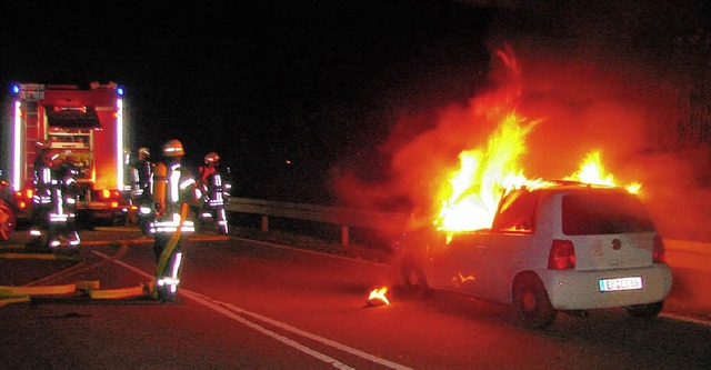 In Flammen stand ein Pkw an der B294 am Dienstagabend.   | Foto: Feuerwehr