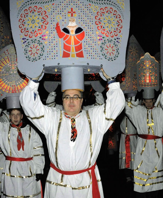 Wei gekleidet mit imposanten Lichterkappen: eine Gruppe Iffeltrger  | Foto: Gnther Schenk