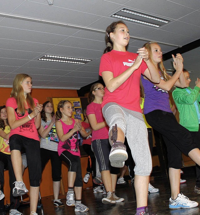 Projekttage an der  Realschule: Ganz u...en Einblick in ihre Zumba-Ausbildung.   | Foto: Christa Maier