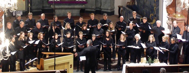 Ganz in schwarz, aber alles andere als...Niveau in der Merdinger Barockkirche.   | Foto: mario schneberg