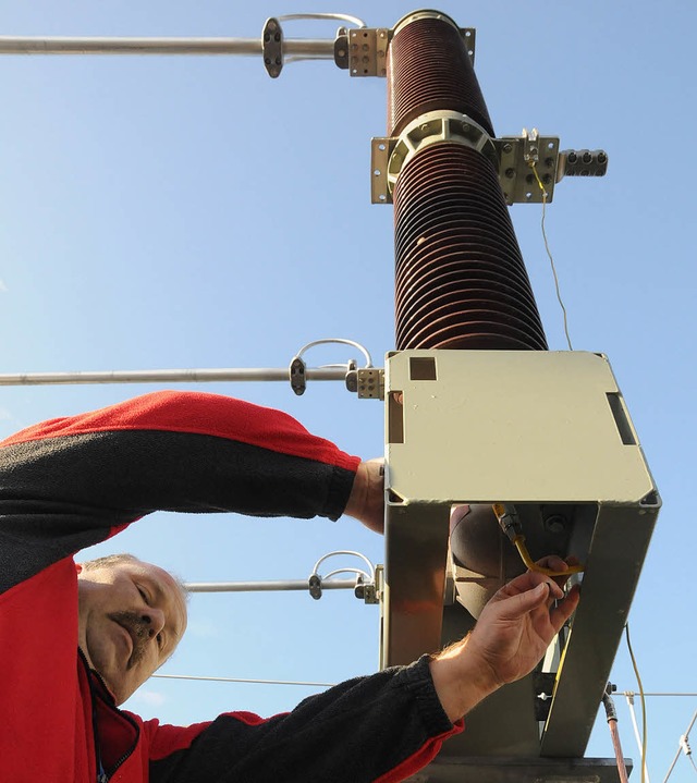 Spannender Job: Das Umspannwerk Maulbu...bei der Arbeit an einem Stromwandler.   | Foto: Robert Bergmann