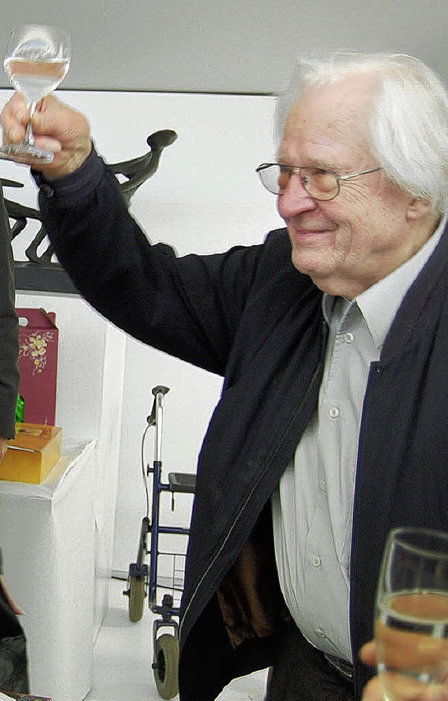 Hoch das Glas:  Erwin Rehmann stie  m...reunden auf den  90. Geburtstag an.     | Foto: Melanie Dramac