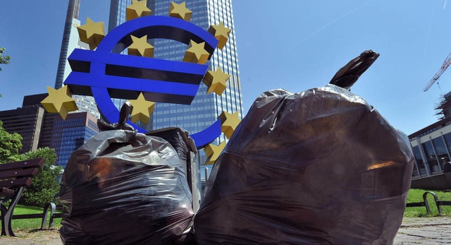 Bild mit Symbolwirkung: Mllscke vor der Europischen Zentralbank in Frankfurt   | Foto: dpa