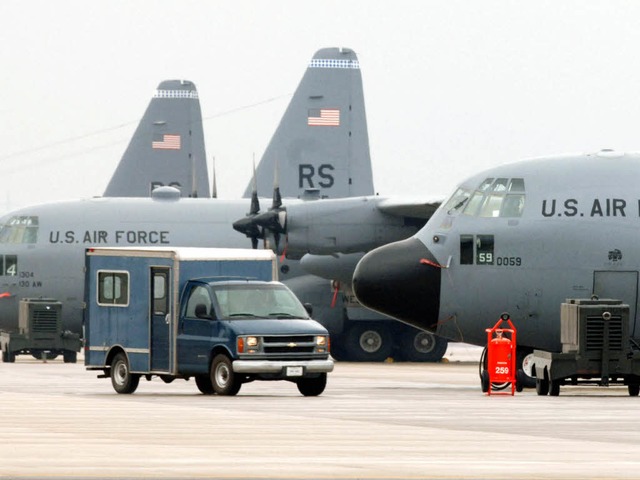 Transportmaschinen auf der US-Airbase ... gegen US-Streitkrfte in Deutschland.  | Foto: dpa