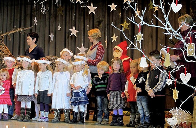 Die Kinder vom Kindergarten &#8222;Bie...neeflockenlied&#8220; und einem Tanz.   | Foto: R. Vitt