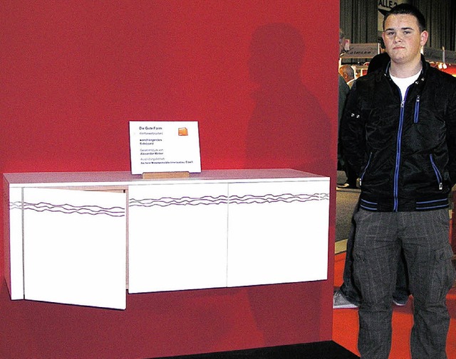 Alexander Weber erhielt fr sein wandhngendes Sideboard den zweiten Preis.   | Foto: Veranstalter