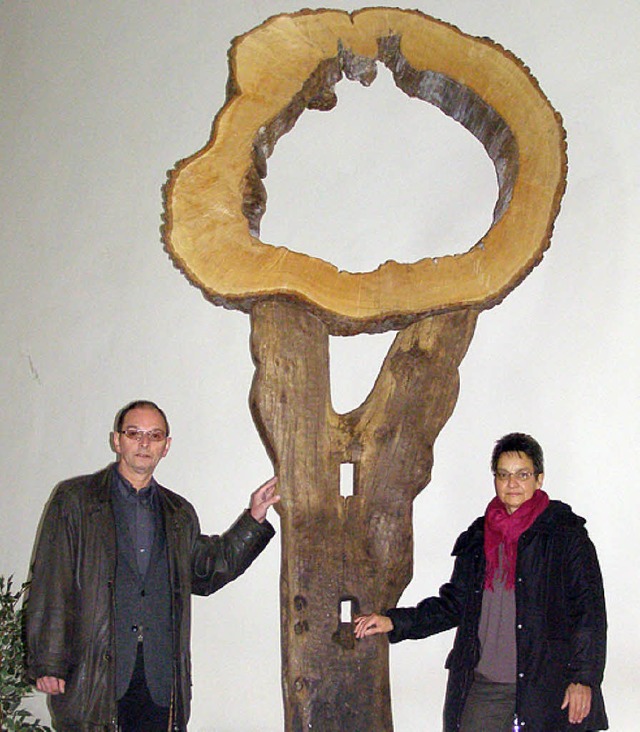 Pfarrer Josef Tnzler und die Vorsitze... Reineck, freuen sich ber die Stele.   | Foto: Liane Schilling