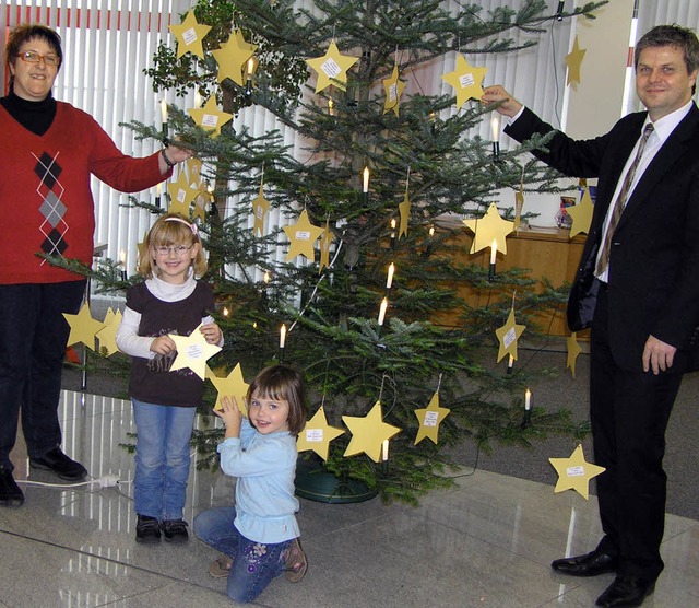 Stadtrtin Anja Thiel, die Kinder Anni...m in der Sparkasse Sthlingen gehngt.  | Foto: Dietmar Noeske