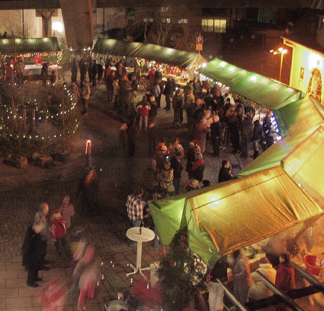 Der hlinger Weihnachtsmarkt findet am Samstag wieder auf dem Kirchplatz statt.   | Foto: Birgit Rde