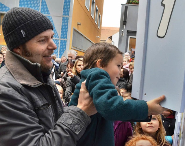 Das Trchen mit der Nummer 1 wird gef... zur Erffnung des Weihnachtsmarktes.   | Foto: Barbara Ruda