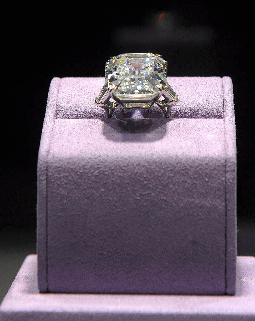 ...und ein Diamant- und Rubinring, den Richard Burton seiner damaligen Frau schenkte.