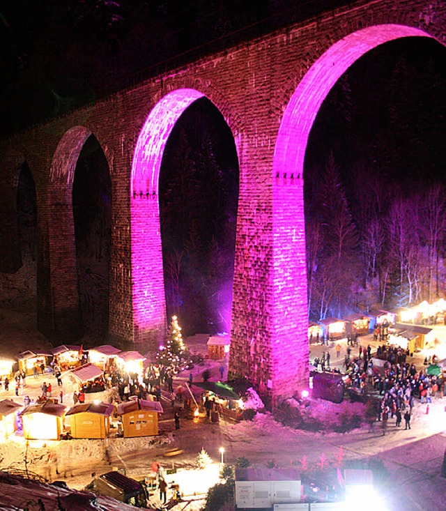 Wildromantisch: Weihnachtsmarkt unter den Viadukten der Ravennaschlucht.   | Foto: Michael Saurer