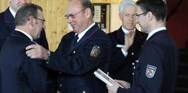 Verleihung des Deutschen Ehrenkreuzes ...om Kreisfeuerwehrverband (von links).   | Foto: Privat