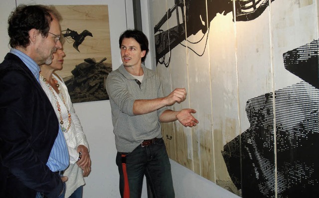 Knstler wie Patrick Luetzelschwab (rechts) erlutern ihre Werke.  | Foto: Ads