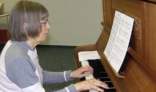 Organistin Hilde Gutfleisch-Bultemer begleitete musikalisch die Adventsfeier.  | Foto: Manfred Risch