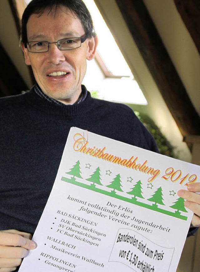 Ralf Dubler mit einem Plakat, das die nchste Christbaumabholung ankndigt.   | Foto: Max Schuler