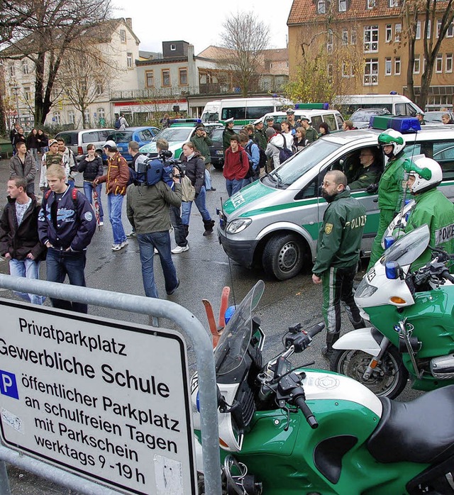 Polizeischutz fr die Schler des Tech...Amoklaufwarnung vom Nikolaustag 2006.   | Foto: Archivfoto: Helmut Seller