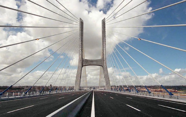 Symbol des Fortschritts: Ponte Vasco da Gama bei Lissabon  | Foto: dpa