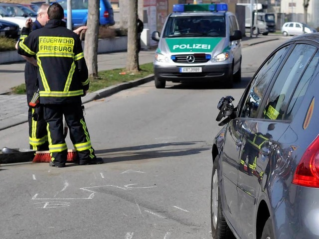 Am Unfallort: Die Polizei sichert Spuren und vernimmt Beteiligte.  | Foto: Ingo Schneider