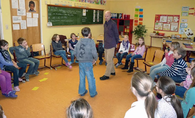Martin Krutle beim Rollenspiel mit den Grundschlern.   | Foto: Christel Hlter-Hassler