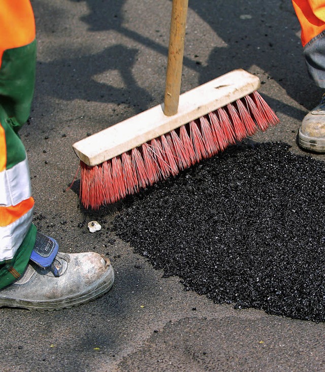 Keine Flickerei, sondern echte Straensanierung ist fr 2012 vorgesehen.  | Foto: DPA