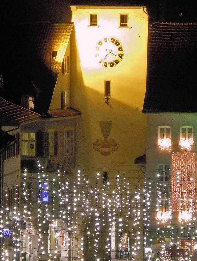 Im festlichen Glanz der Weihnachtsbele...ter Kaiserstrae mit dem Unteren Tor.   | Foto: Gerard