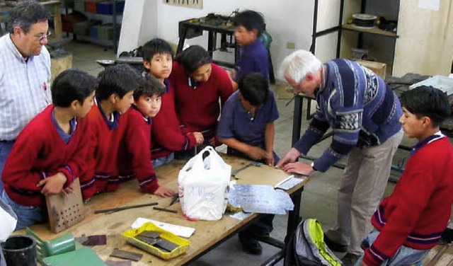 Lehrer der Gewerbeschule Rheinfelden bilden in Ecuador Einheimische aus.   | Foto: Privat