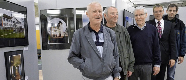 Roland Tust, Karl-Helmut Ruoff, Gnter...hmitt (von links) bei der Vernissage.   | Foto: Barbara Ruda
