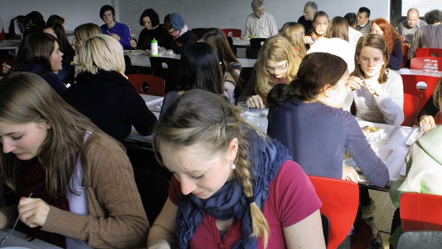 Schler und Lehrer lassen es sich in der Mensa des Schulzentrums schmecken.   | Foto: Privat