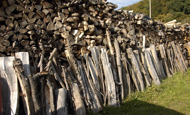 Aus manchem Baum wird Brennholz. Hier ein Stapel in Degerfelden.   | Foto: Peter Gerigk