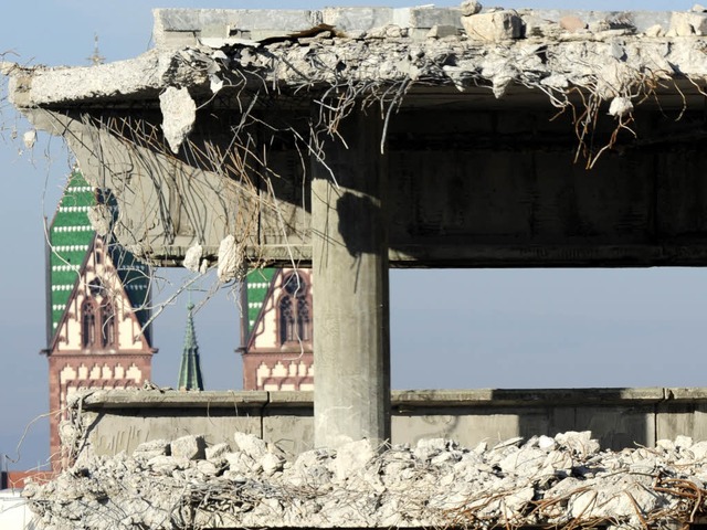 Ungewohnte Ein- und Durchblick in der ...nstadt: Die UB wird (fast) abgerissen.  | Foto: Ingo Schneider