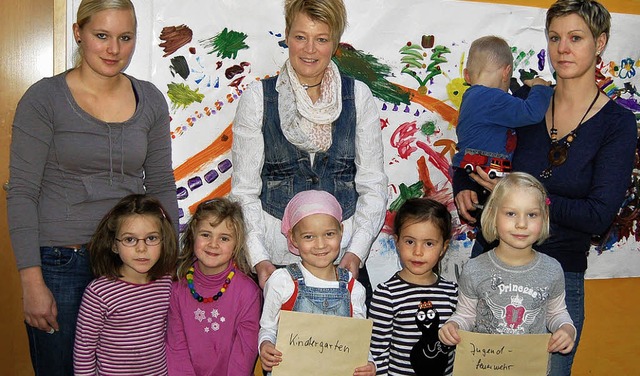 Die Kinder freuen sich mit der stellve...ks) ber den Erls des Martinsumzugs.   | Foto: Hans-Dieter Folles