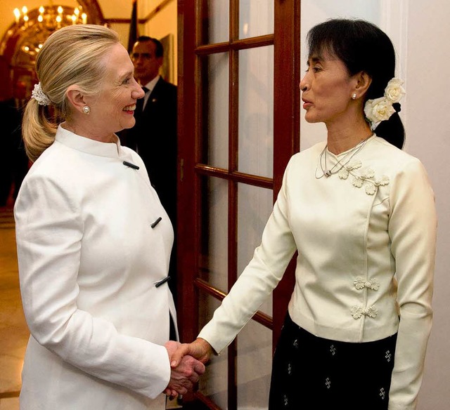 US-Auenministerin Hillary Clinton tri...snobelpreistrgerin  Aung San Suu Kyi.  | Foto: AFP